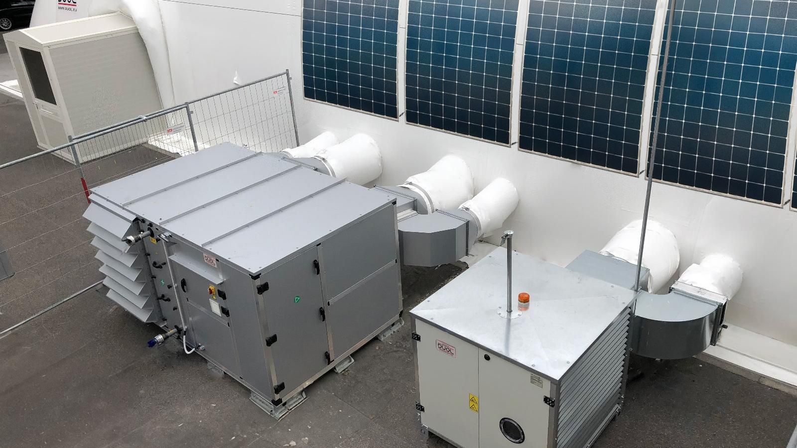 Teknik vid hallfoten med solceller på hallen